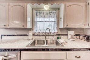 Fridge, microwave, oven, stovetop - Back Nine Retreat:Kokopelli Golf Views, Updated,Family-Friendly, Casita, Gameroom (Alto)