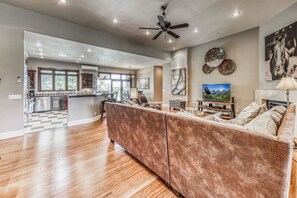 Smart-TV, Kamin, Bücher