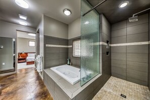 Dusche, Whirlpool, Haartrockner, Handtücher
