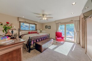 4 bedrooms, desk, iron/ironing board, travel crib