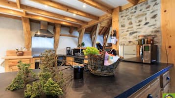 Een koelkast, een microgolfoven, een oven, een vaatwasser