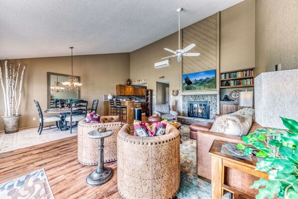 TV connectée, cheminée, livres