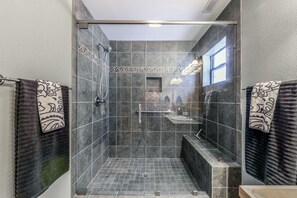 Ducha, secador de pelo y toallas
