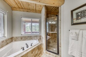 Dusche, Whirlpool, Haartrockner, Handtücher