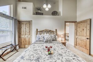 4 habitaciones, escritorio y tabla de planchar con plancha 