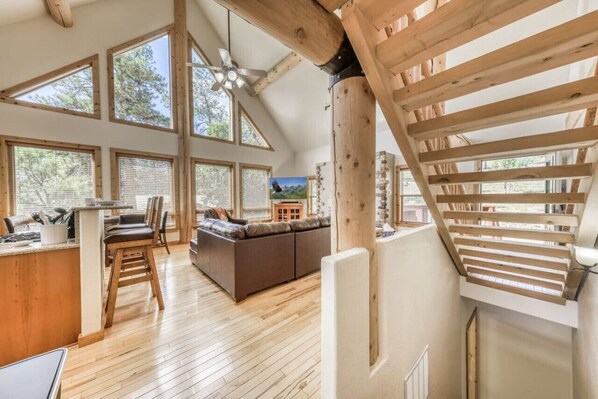 TV connectée, cheminée, espaces bureaux