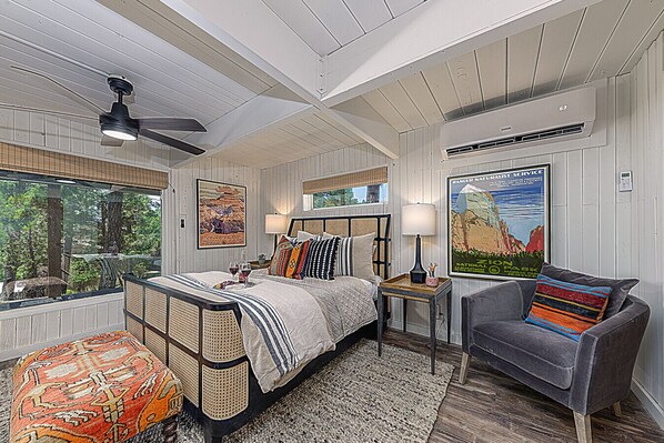 4 habitaciones, escritorio y tabla de planchar con plancha 