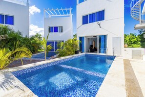 Outdoor pool, pool umbrellas, sun loungers - 3-BR Villa with Pool & Rooftop Jacuzzi (Punta Cana)