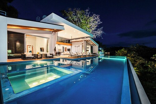 Luxury 4 bedroom Dream-Villa with breathtaking views to the jungle and ocean