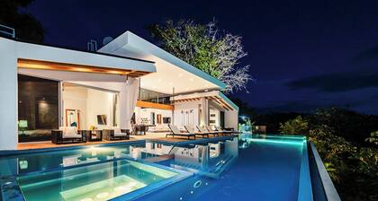 Luxury 4 bedroom Dream-Villa with breathtaking views to the jungle and ocean