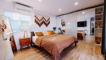 2 habitaciones, escritorio y tabla de planchar con plancha