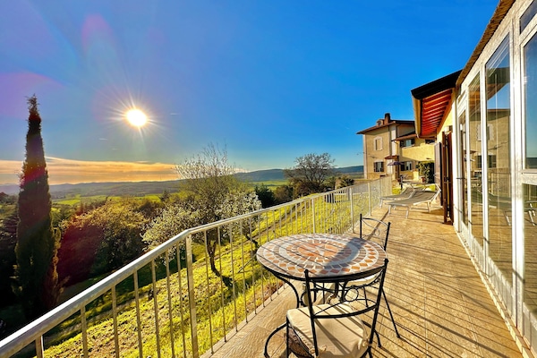 Von der Terrasse ihrer Residenz ein weites Tal bewundern ist pure Entspannung...
