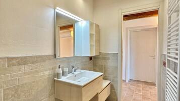 Bruser, hårtørrer, bidet, håndklæder