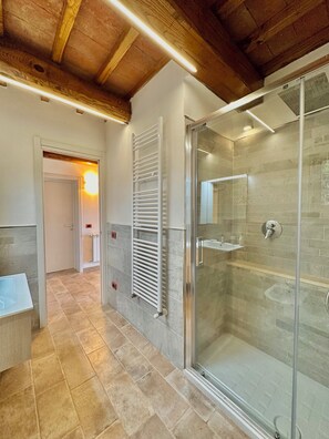 Regadera, secadora de cabello, bidet, toallas 