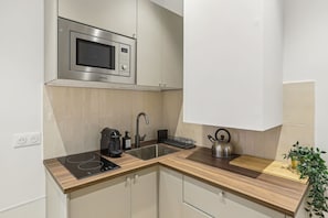 Frigorífic, microones, placa de cuina i rentaplats
