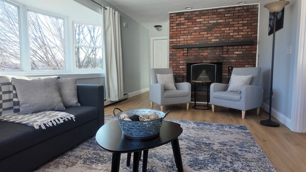 Smart TV, fireplace - Gorgeous Downtown Top Level 2BD Unit w/ Laundry (Manchester)