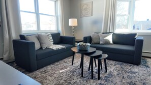 Smart TV, fireplace - Gorgeous Downtown Top Level 2BD Unit w/ Laundry (Manchester)