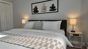 2 bedrooms, desk, iron/ironing board, free WiFi - Gorgeous Downtown Top Level 2BD Unit w/ Laundry (Manchester)