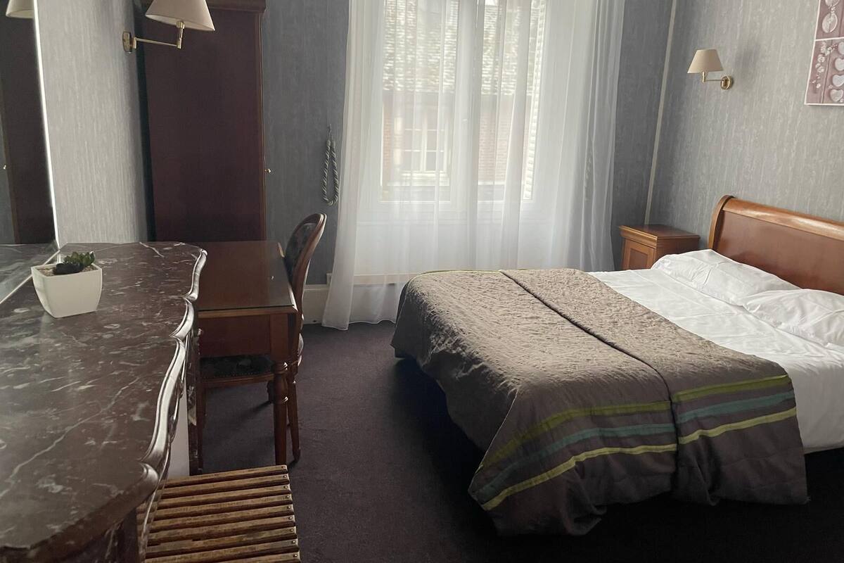 Desk, laptop workspace, soundproofing, WiFi (free)