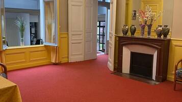 Double Room, River View | Living area