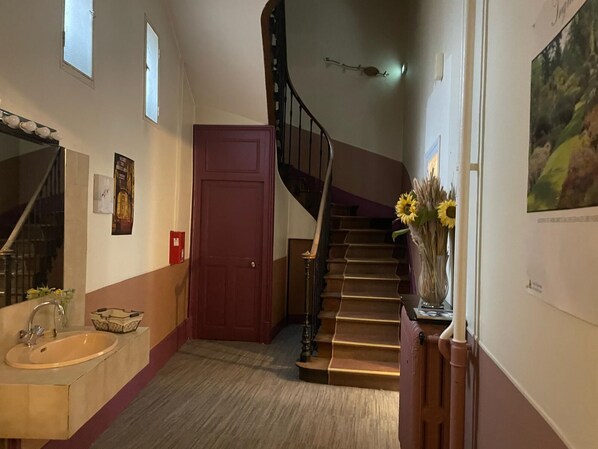 Chambre avec lits jumeaux, vue cour intérieure | Coin séjour