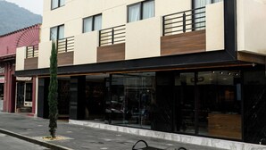 Ένα πολυώροφο ξενοδοχείο με μια επιβλητική επιγραφή που αναγράφει: «GRAND L'ORBE».