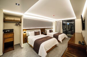 Caja de seguridad en la habitación y escritorio