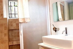 Dusche, Haartrockner, Bidet, Handtücher