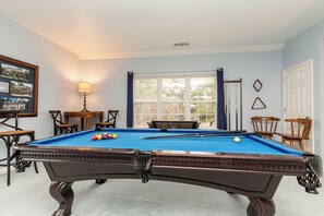 Game room - David's Fun House - Sleeps 24. Pool Table, Ping Pong, Piano.
5 Bedrooms, 3 Baths (Murfreesboro)