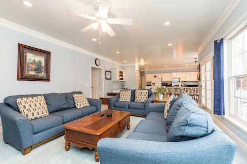 David's Fun House - Sleeps 24. Pool Table, Ping Pong, Piano.
5 Bedrooms, 3 Baths