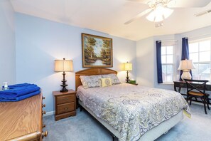 5 bedrooms, desk, iron/ironing board, travel crib - David's Fun House - Sleeps 24. Pool Table, Ping Pong, Piano.
5 Bedrooms, 3 Baths (Murfreesboro)