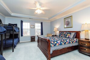 5 bedrooms, desk, iron/ironing board, travel crib - David's Fun House - Sleeps 24. Pool Table, Ping Pong, Piano.
5 Bedrooms, 3 Baths (Murfreesboro)