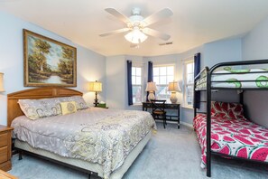 5 bedrooms, desk, iron/ironing board, travel crib - David's Fun House - Sleeps 24. Pool Table, Ping Pong, Piano.
5 Bedrooms, 3 Baths (Murfreesboro)