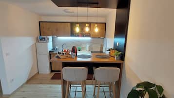 Coffee/tea maker, fridge, microwave, oven