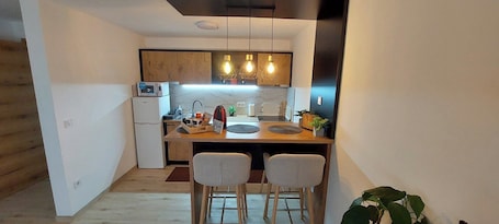 Coffee/tea maker, fridge, microwave, oven