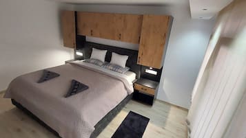 2 bedrooms, in-room safe, iron/ironing board, WiFi (free)