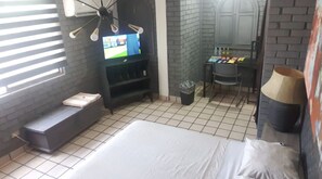 1 bedroom, desk, WiFi