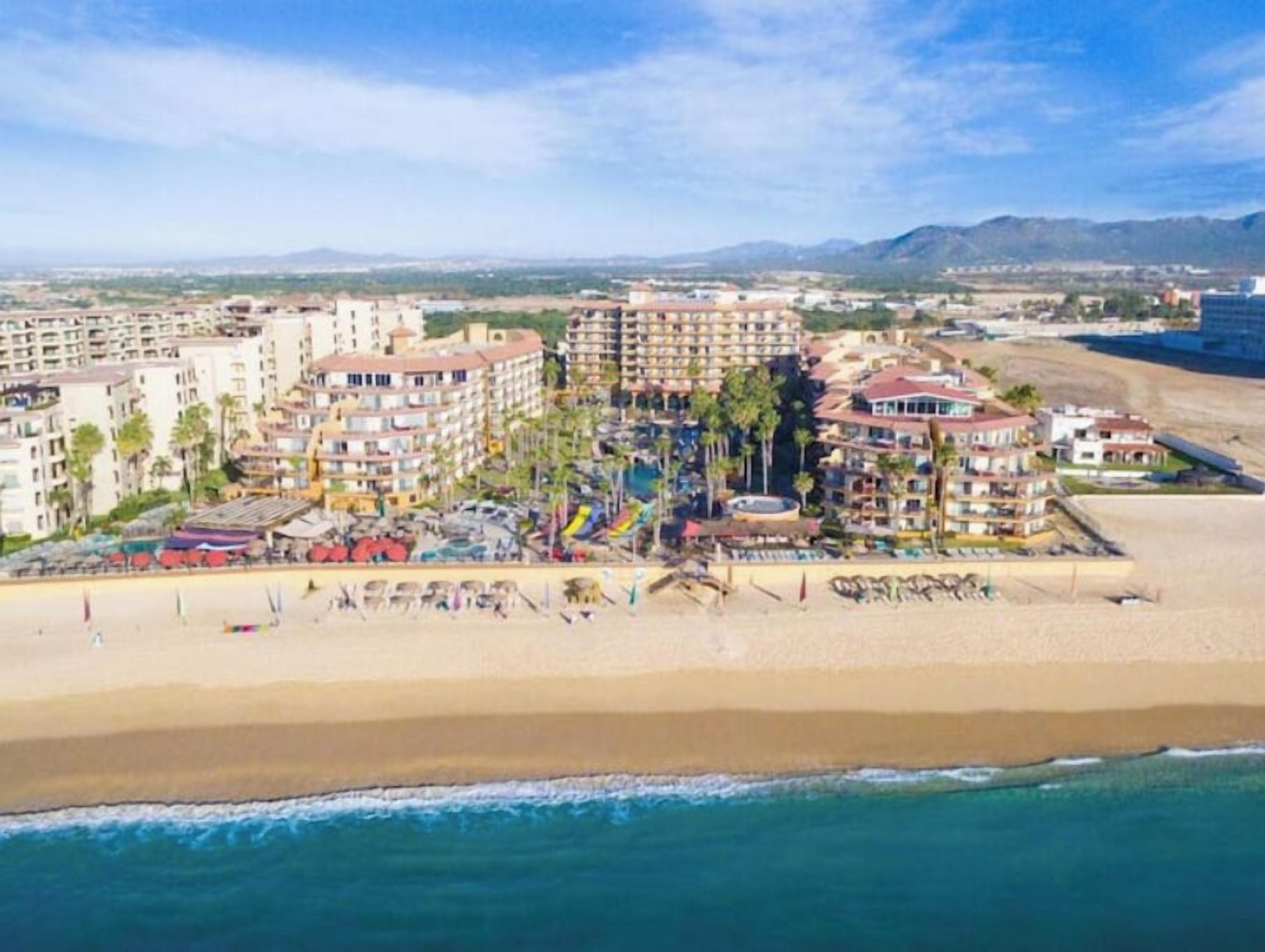 Sulla spiaggia, lettini da mare, teli da spiaggia