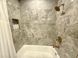 Douche, sèche-cheveux, bidet, serviettes fournies