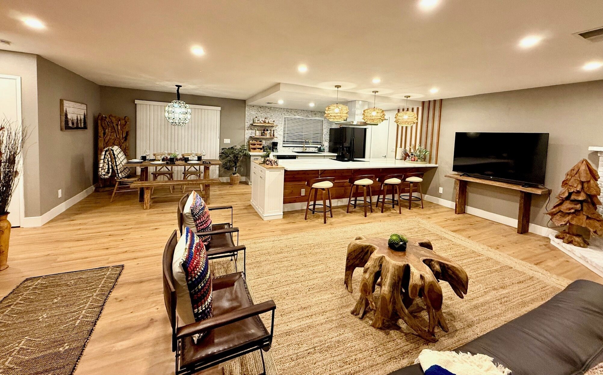 Smart TV, fireplace, books, stereo