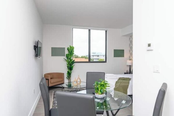 1 habitación, tabla de planchar con plancha, wifi y ropa de cama