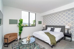 1 habitación, tabla de planchar con plancha y cuna de viaje