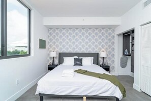 1 habitación, tabla de planchar con plancha y cuna de viaje