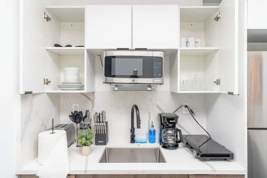 Coffee/tea maker, fridge, microwave, stovetop