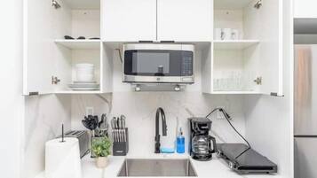Coffee/tea maker, fridge, microwave, stovetop