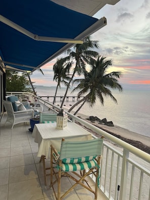 Outdoor dining - Beautiful ocean front private beach 2-bedroom house gorgeous views Isla morada (Islamorada)