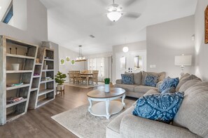 Smart TV, fireplace, computer monitors - Candida's Retreat, 3-bedroom home with WiFi, AC, Heated Pool, on the 7th tee. (Spring Hill)