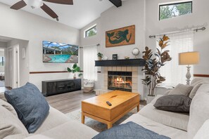 Smart TV, fireplace, computer monitors - Candida's Retreat, 3-bedroom home with WiFi, AC, Heated Pool, on the 7th tee. (Spring Hill)