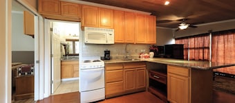 Beachwood Condos& Resort, Pool Side Condo with 2 Queen Beds & Kitchen near beach