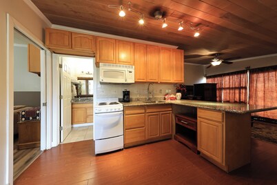 Beachwood Condos& Resort, Pool Side Condo with 2 Queen Beds & Kitchen near beach